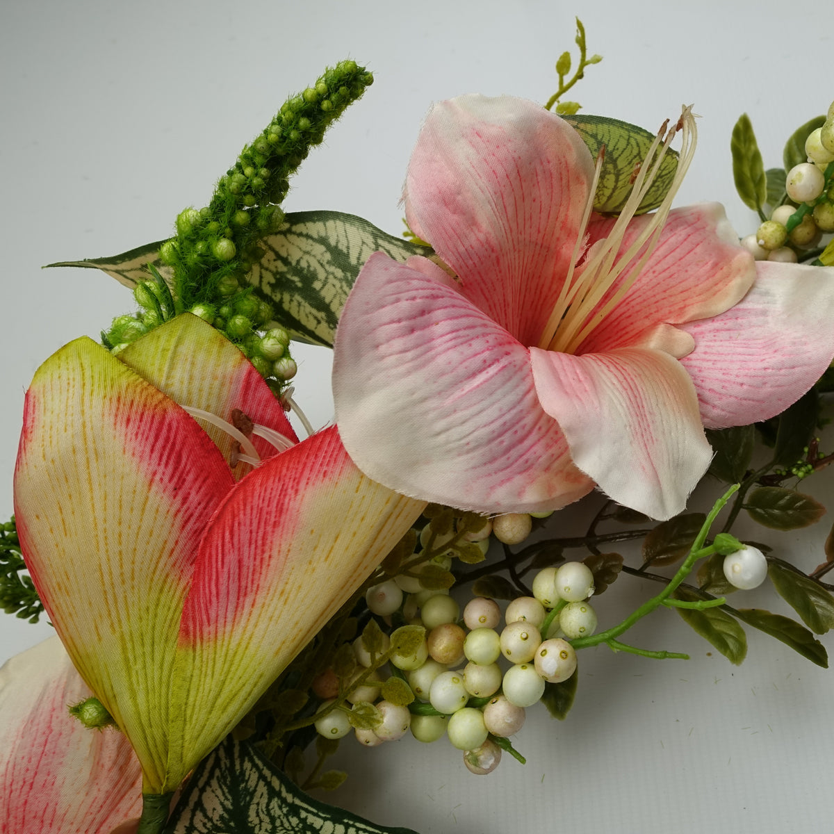 60cm Artificial Pink Lily Wreath – image 3