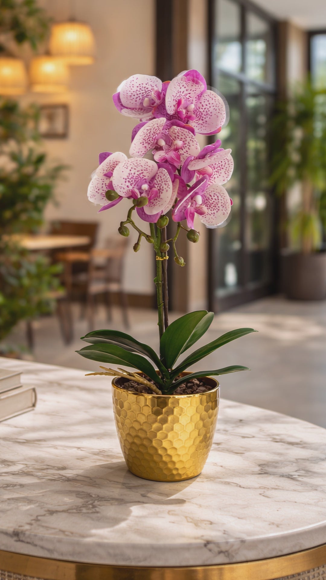 Charger la vidéo : Orchidée Phalaenopsis artificielle 50 cm – Violette/blanche – Pot doré